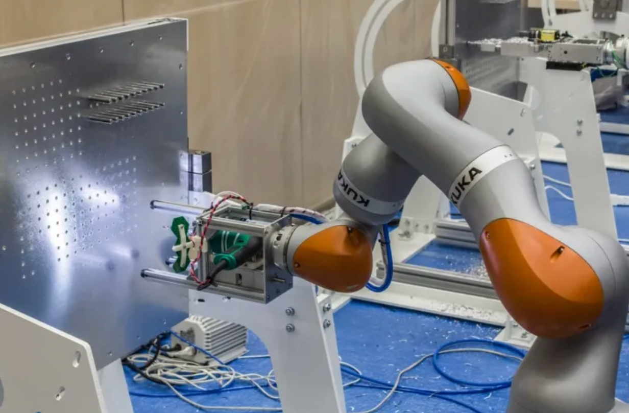機器人加工工作站 -打孔
